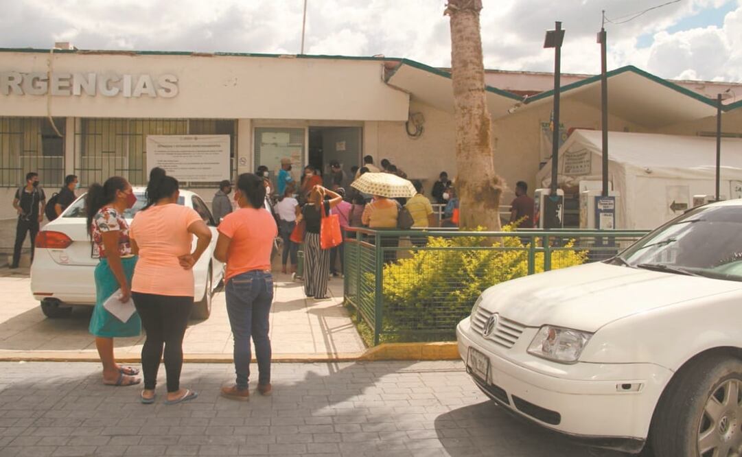 Familias se concentran en el área de Urgencias del hospital del IMSS en Chilpancingo, a la espera de noticias de sus familiares contagiados de coronavirus. Foto: Anwar Delgado. EL UNIVERSAL