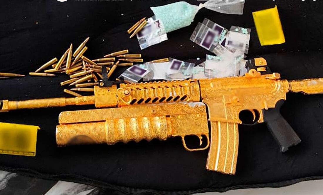 Arma de fuego larga dorada, presuntamente usada por la detenida María del Rosario Navarro Sánchez. Foto: Especial