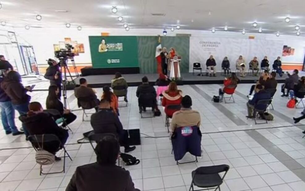 AMLO bromea con “mano malita” de la panista Maru Campos: “Está muy bien de la izquierda”