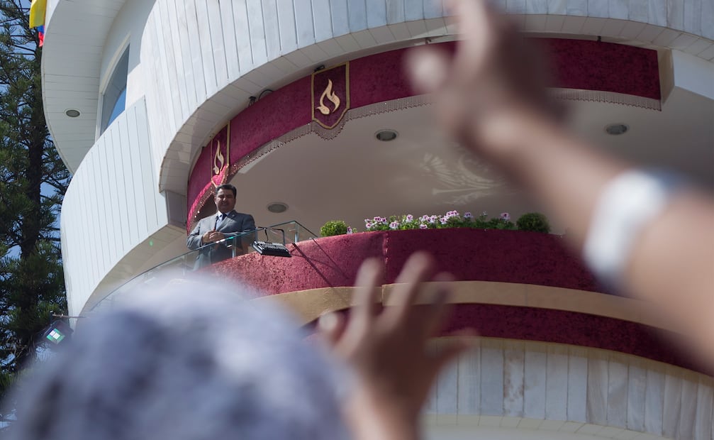 Decenas de devotos a la Luz del Mundo