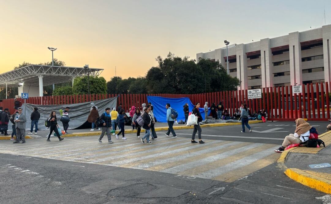 Durante la madrugada llegaron al menos 17 autobuses y varios autos particulares con integrantes del magisterio. Foto: Enrique Gómez / EL UNIVERSAL