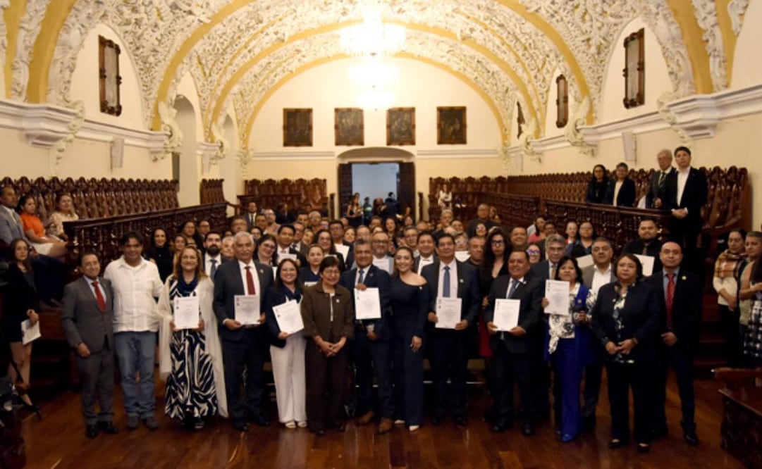 La recorta de la BUAP, Lilia Cedillo, entregó 40 certificados del Diplomado en Gestión Estratégica de Procesos Administrativos / Foto: Especial