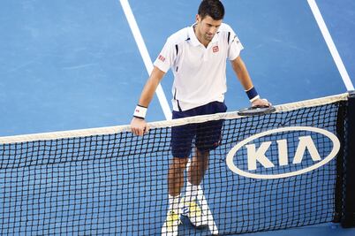 Djokovic gana a pesar de errores