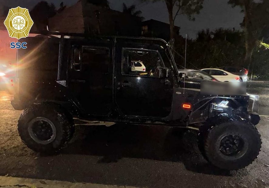El conductor de camioneta Jeep presuntamente sacó un arma de fuego y disparó contra otro automovilista tras un percance vial. Foto: Especial