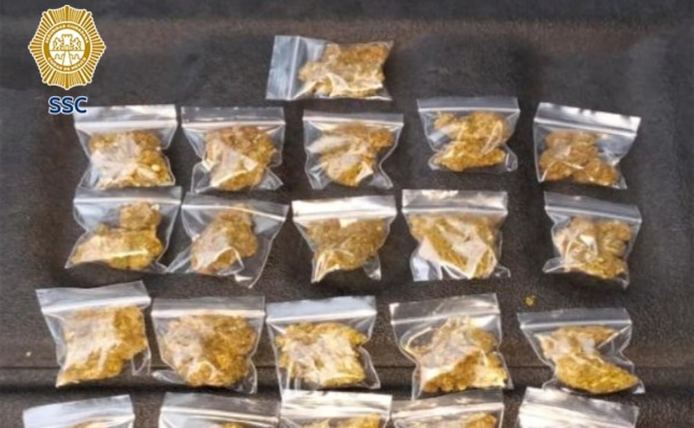 Presunta droga asegurada durante detención de las tres mujeres ligadas a un robo de dinero a transeúnte en la alcaldía Gustavo A. Madero en CDMX (27/12/2025). Foto: Especial