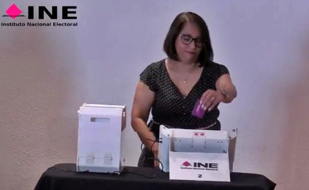 El INE y el Instituto Electoral de la Ciudad de México presentaron las casi 400 urnas electrónicas que se utilizaran en casillas especiales de la Ciudad de México, Nuevo León y en los consulados donde se emitirá el voto desde el extranjero. Foto: especial