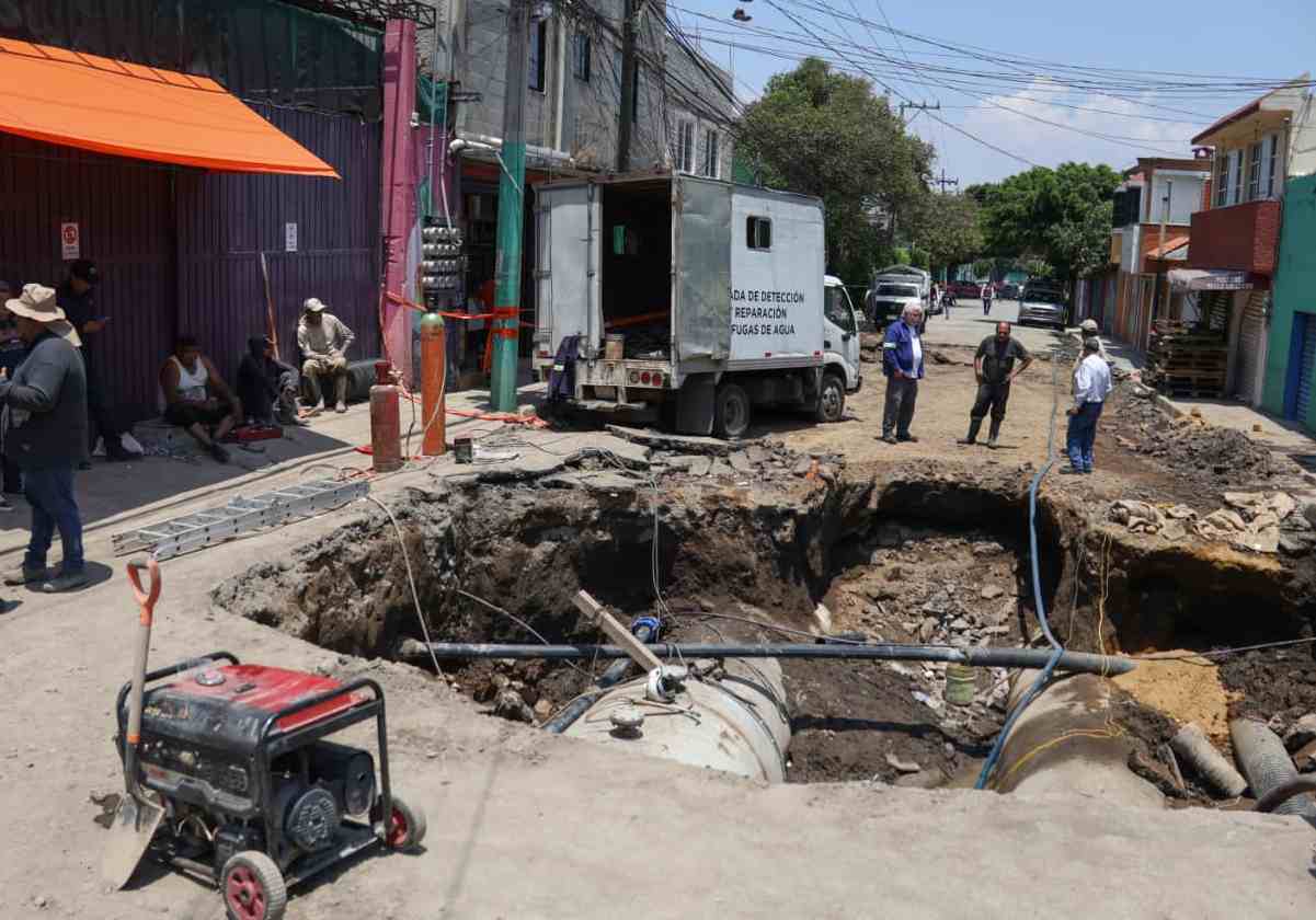 Alistan material y trabajos para rellenar el socavón que dejó la megafuga de agua registrada en la colonia Ampliación Los Reyes Culhuacán, en Iztapalapa
