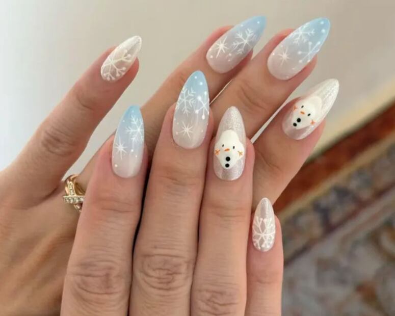 Combina estas uñas con tonos grises, efecto hielo o azul marino para una manicura invernal. Foto: Etsy