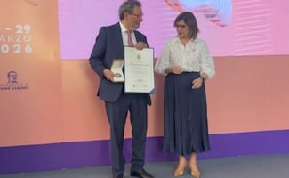 Élmer Mendoza recibe el Premio Ibargüengoitia a nombre de los culichis "que hemos vivido dos años bajo asedio" 