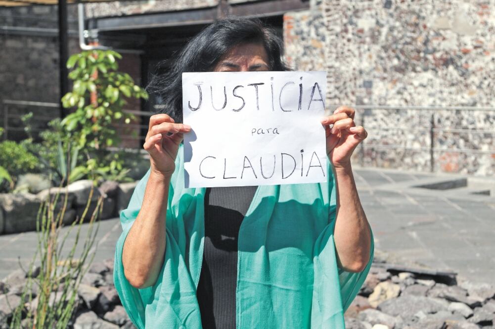 Clamor. Con un cartelón, Luz María Mondragón solicitó justicia en el caso de su hija, Claudia. Foto/Archivo El Universal