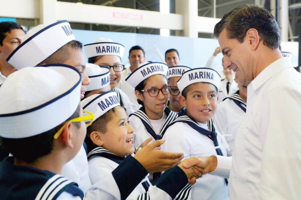 El presidente Peña Nieto encabezó la ceremonia por el Día de la Armada de México y entregó las obras de ampliación y modernización de la Escuela de Aviación Naval en La Paz, Baja California Sur. Foto: PRESIDENCIA