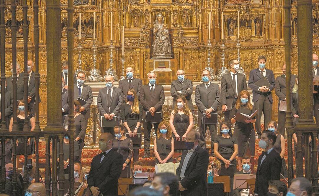 Miembros del coro durante una misa en honor a las víctimas del coronavirus, en la catedral de Sevilla. Foto: CRISTINA QUICLER. AFP