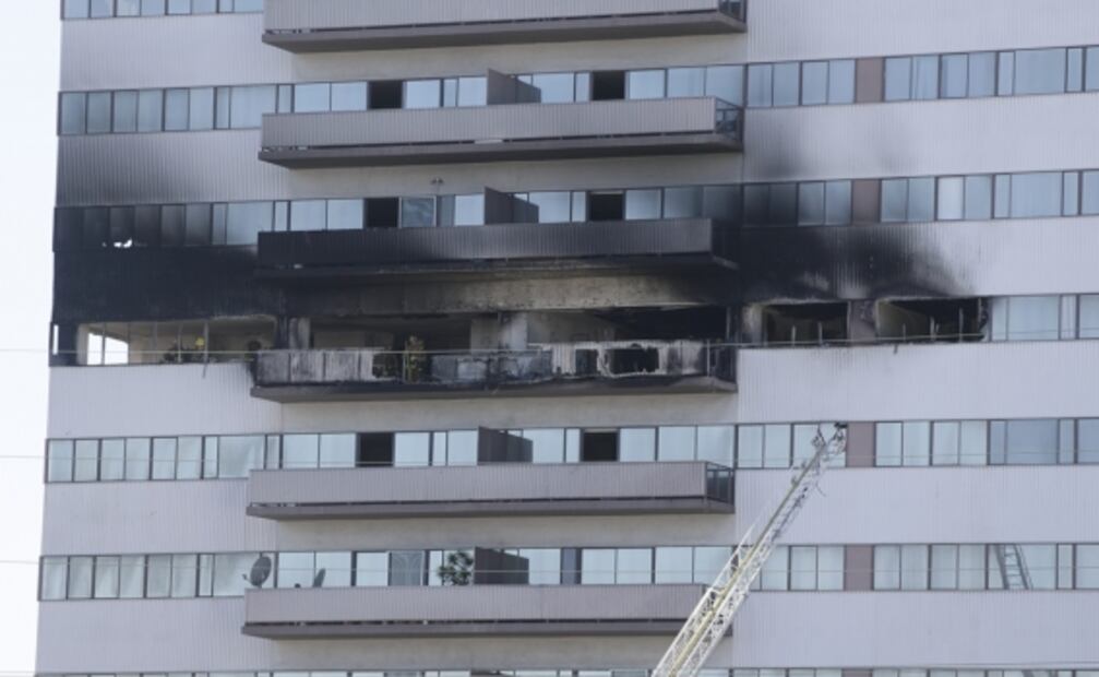 Evacuan edificio de 25 pisos en Los Ángeles por incendio en un balcón 