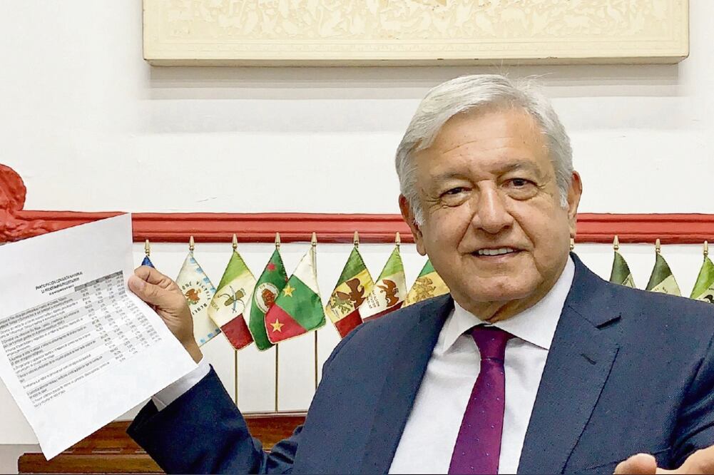 Andrés Manuel López Obrador agradece a los que votaron en su consulta y presentó su colección de banderas en Twitter. Foto: TOMADA DE TWITTER