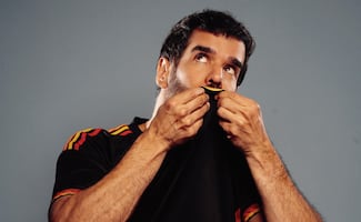 Sergio Velasco ríe de patrones masculinos