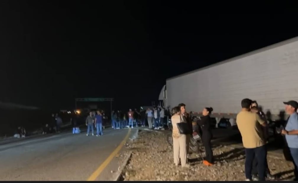 Bloqueo en el aeropuerto de San José del Cabo. Foto: Especial
