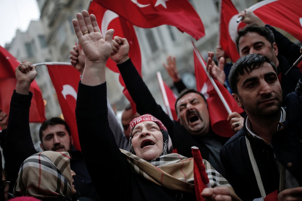 Manifestantes afuera del consulado alemán en Estambul. (AP)