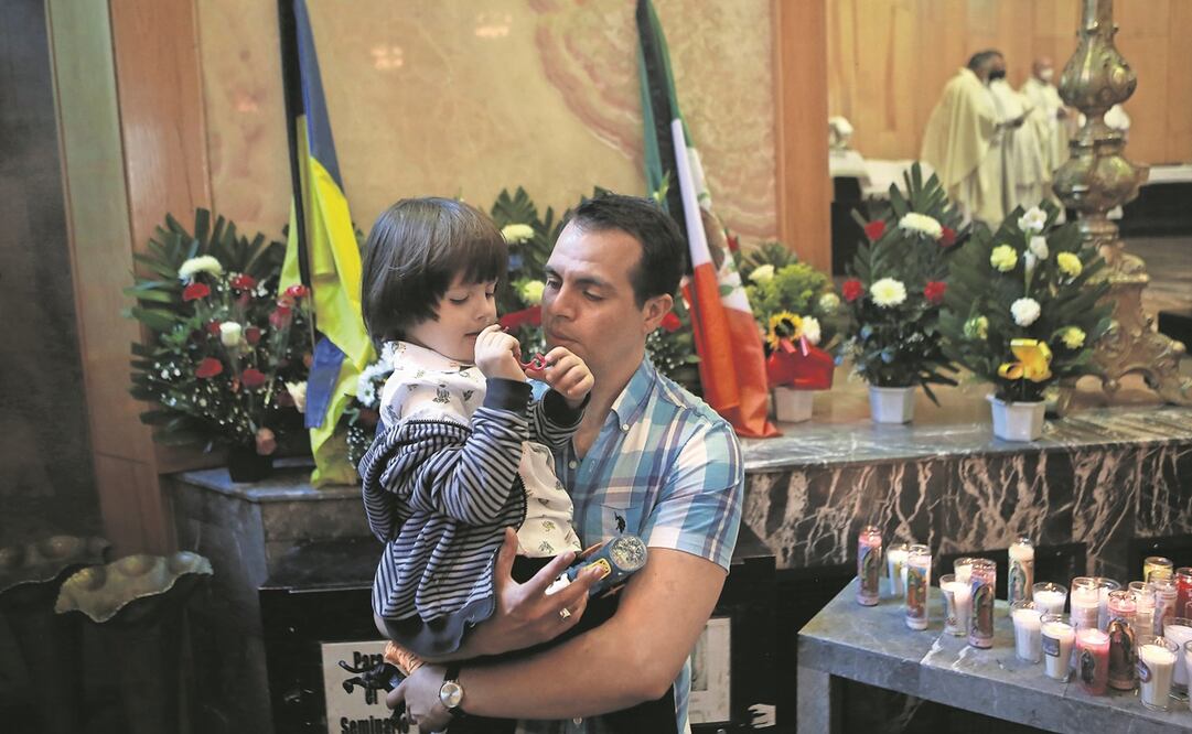 El juarense Javier Donlucas Pelayo, junto a su pequeño, en la Catedral de Ciudad Juárez, donde pidió acabar con la invasión a Ucrania, país del que huyó. Foto: CHRISTIAN TORRES/ EL UNIVERSAL