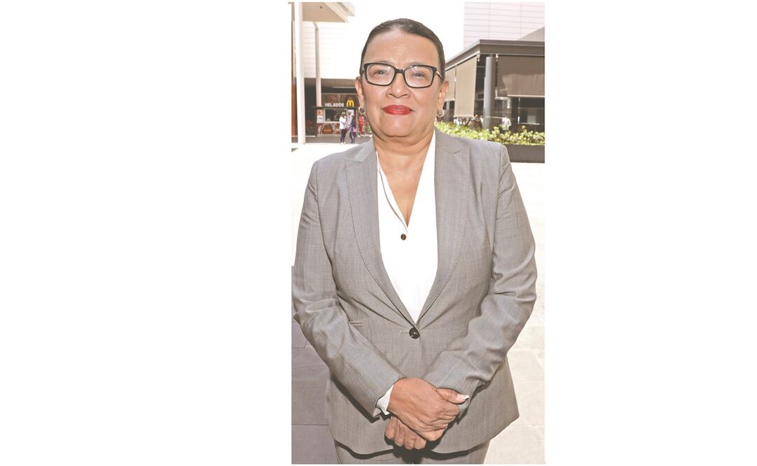 Una civil pasa revista a militares