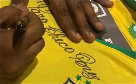 VIDEO: El momento en que Pelé le dedicó un autógrafo a Checo Pérez
