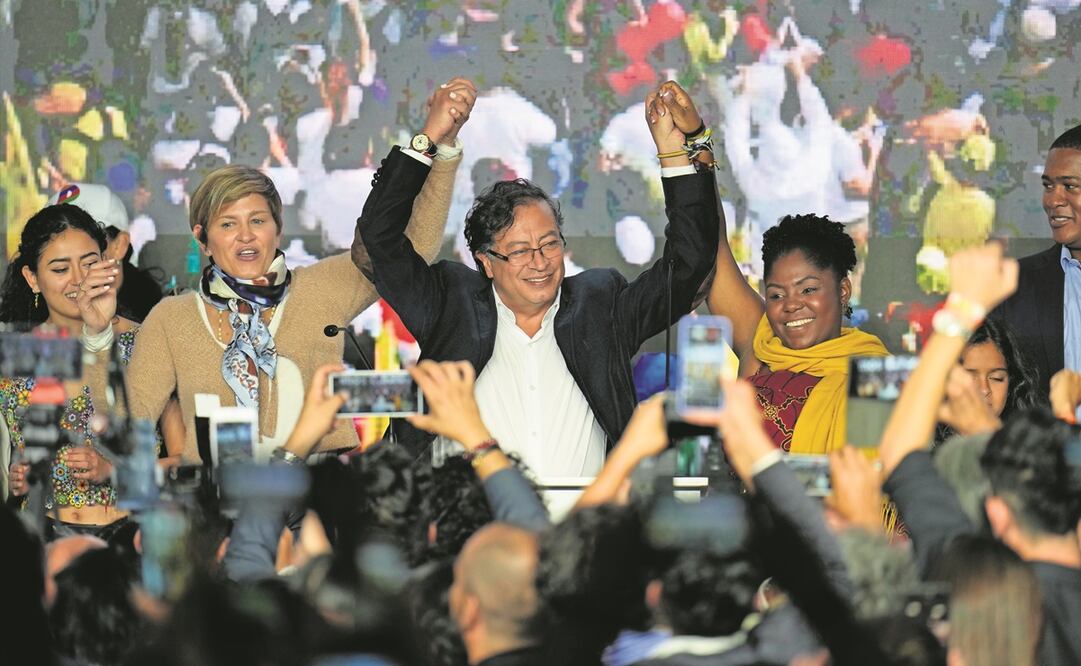 El candidato a la presidencia de Colombia por la Coalición Pacto Histórico, Gustavo Petro (c), celebra en Bogotá con su compañera de fórmula, Francia Márquez (der), el triunfo en la primera vuelta de las elecciones, que los lleva a contender con el millon