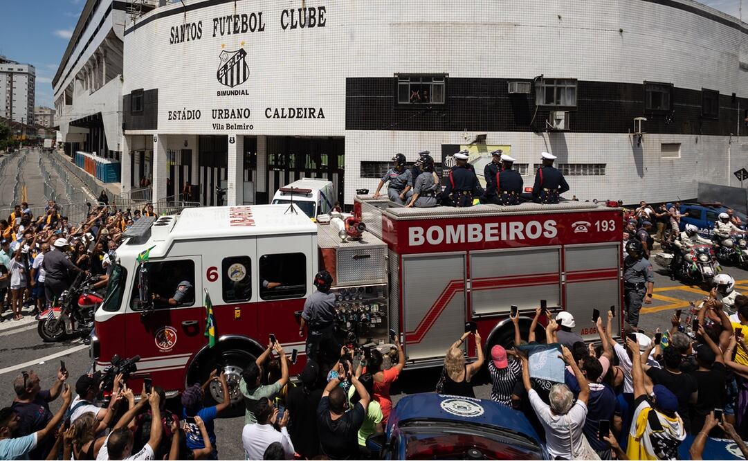 El féretro de Pelé se encuentra en el camión de bomberos / FOTO: EFE