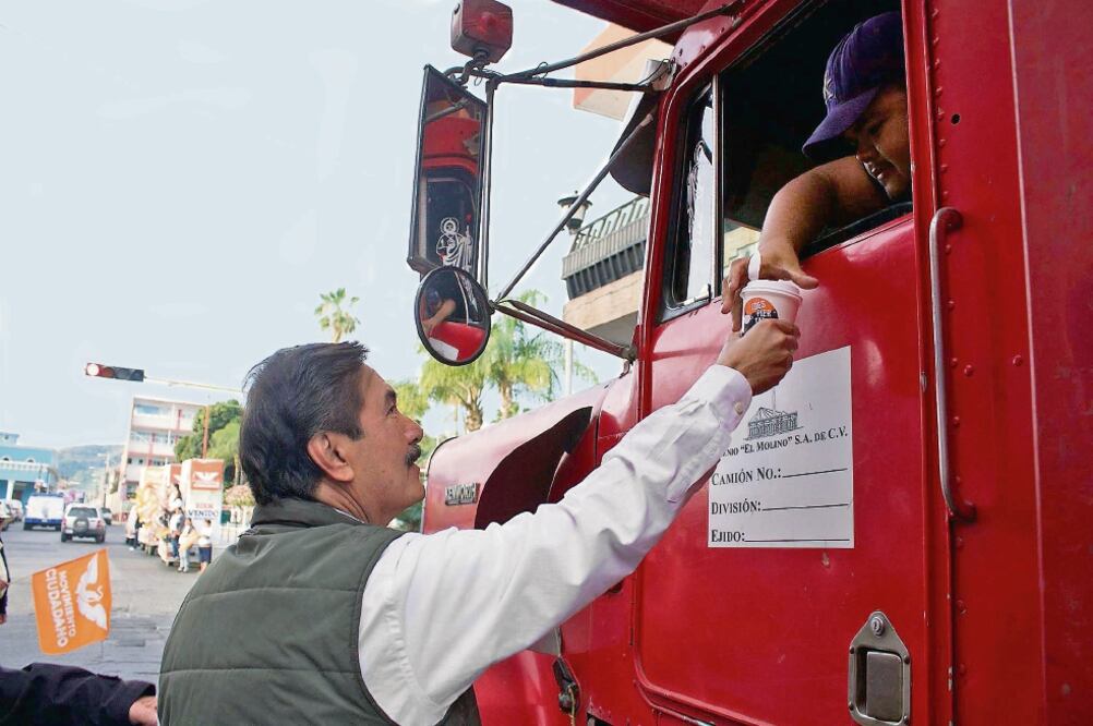 Raúl Mejía, abanderado de MC, recorrió el municipio de Xalisco, e insistió en que todos los candidatos deben presentar sus propuestas de seguridad. (TOMADA DE FACEBOOK)