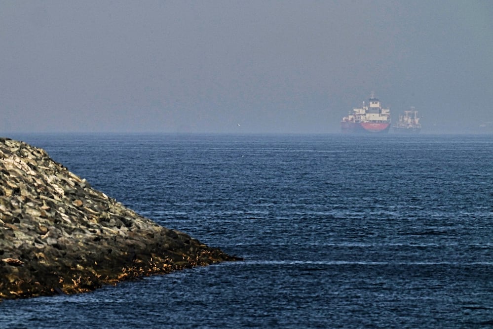 Cargueros se ven en el mar cerca del estrecho de Ormuz. FOTO: FATIMA SHBAIR. AP