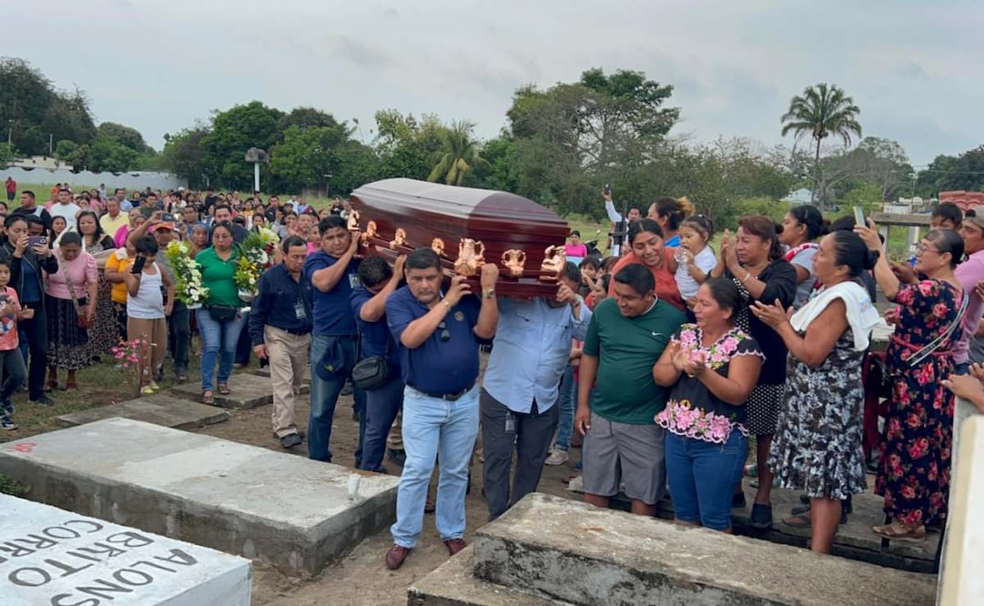 Dan el último adiós a una de las 5 víctimas del incendio en Refinería Dos Bocas; familiares acusan negligencia y exigen justicia.
Foto: Foto: Luma López / EL UNIVERSAL