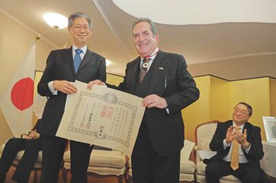Condecora Japón a Carlos Lozano con Orden del Sol 