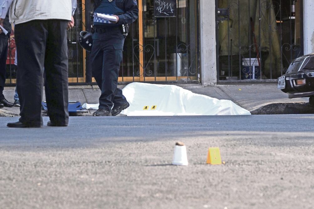 El cuerpo del sujeto de 39 años quedó tendido con una herida de bala en la cabeza; los servicios de emergencia llegaron al lugar sólo para certificar su muerte (ARMANDO MARTÍNEZ. EL UNIVERSAL)