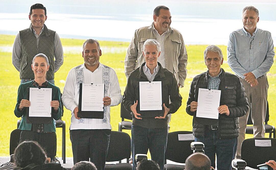 La jefa de Gobierno, Claudia Sheinbaum; el gobernador de Michoacán, Alfredo Ramírez; el del Edomex, Alfredo del Mazo, y el titular de la Conagua, Germán Martínez, en la firma del convenio. 