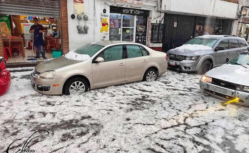 En la zona de Atlacomulco, Estado de México, hubo granizadas que afectaron la circulación vehicular. Foto: Especial