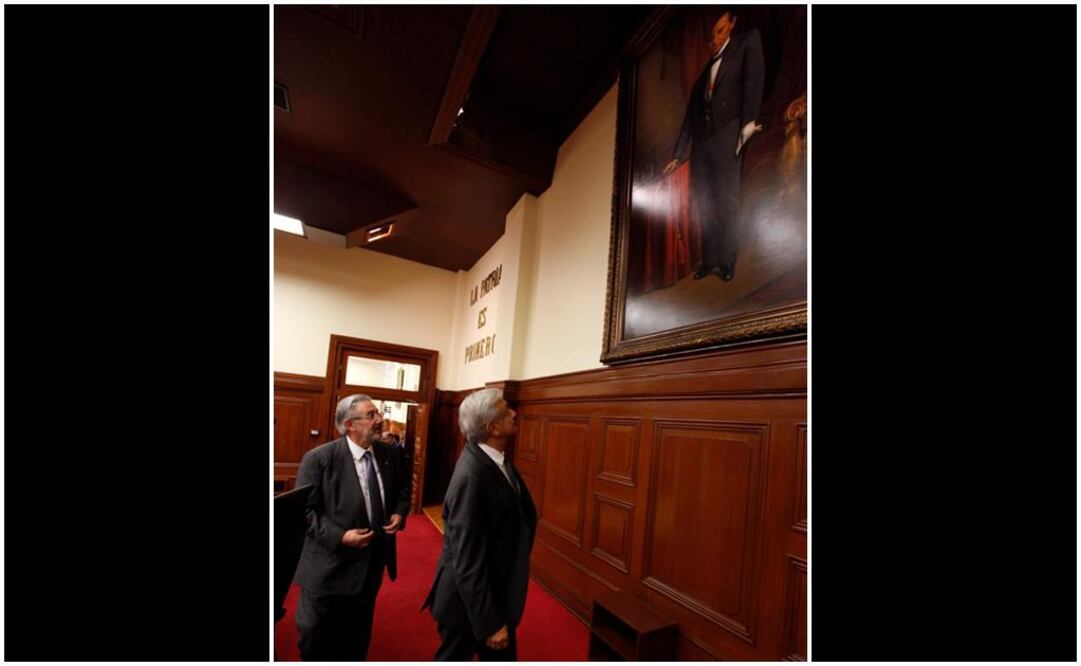 AMLO OBSERVA CUADRO DE BENITO JUÁREZ EN LA CORTE