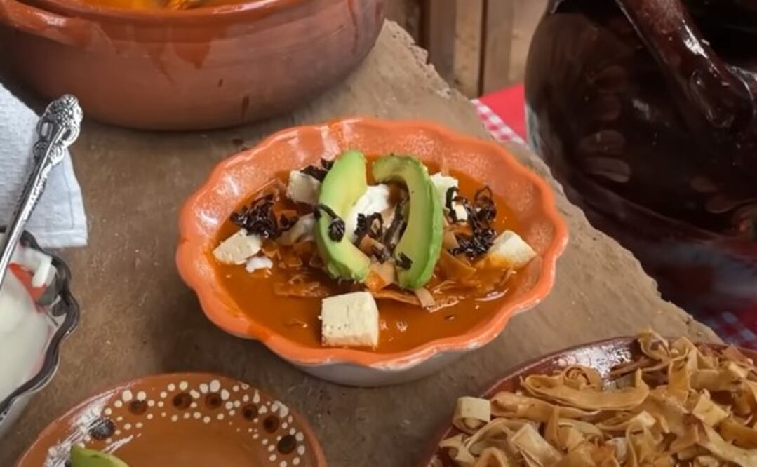 La sopa de tortilla refleja cómo ingredientes comunes pueden convertirse en un platillo completo y nutritivo. Foto: Captura de pantalla / YouTube La Cocina del Rancho 