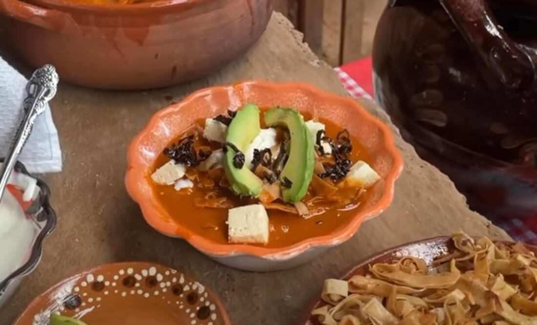 La sopa de tortilla refleja cómo ingredientes comunes pueden convertirse en un platillo completo y nutritivo. Foto: Captura de pantalla / YouTube La Cocina del Rancho