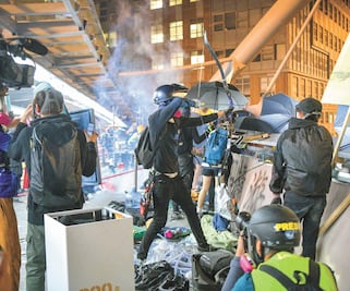 Policía de Hong Kong mantiene asedio a jóvenes