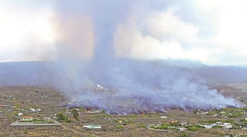 Lava de volcán destruye cientos de casas en La Palma