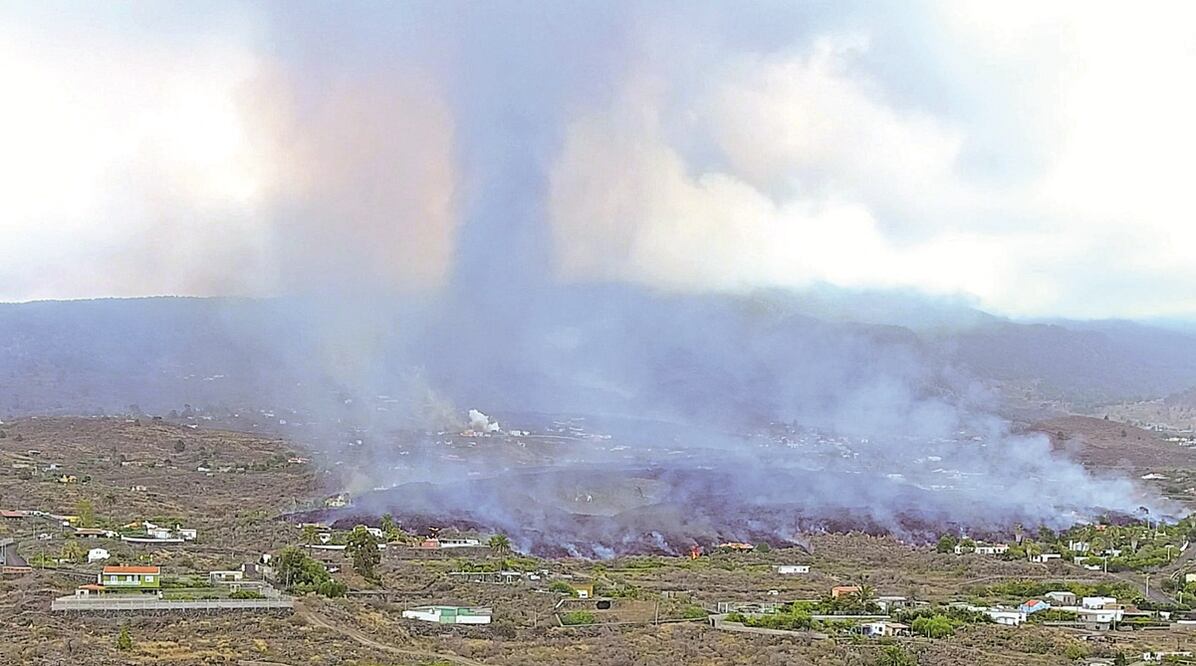 El humo de la lava fría proveniente del volcán Cumbre Vieja rodea Los Llanos de Ariadne, en la isla canaria de La Palma. Foto: JOSÉ MARÍA MONTESDEOCA. AFP
