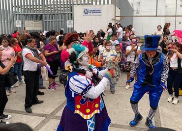 "Somos payasos”, gritan hombres, mujeres y niños frente al penal Neza Bordo en apoyo a dos payasos detenidos