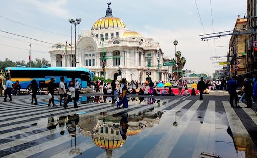 Cumple 24 horas bloqueo de normalistas de Puebla en el Centro Histórico; servicio de Trolebús permanece suspendido