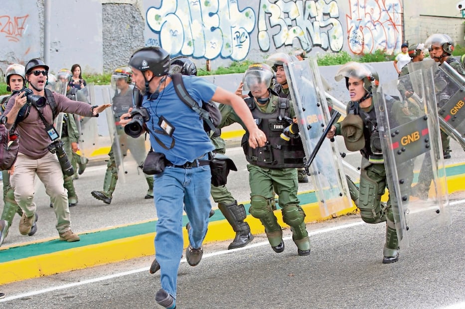 En la imagen, el fotógrafo y periodista Marco Bello es perseguido por los miembros de la Guardia Nacional Bolivariana en la ciudad de Caracas. Foto: AP