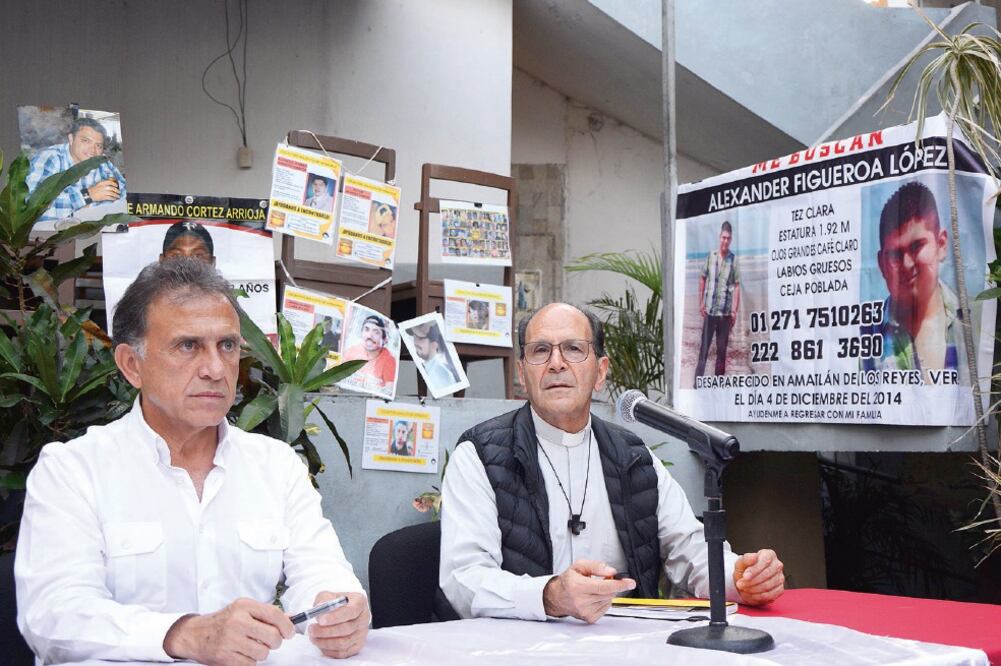 Desde la Facultad de Humanidades de la Universidad Veracruzana, el sacerdote defensor de los migrantes (segundo de izq. a der.) señaló que el estado a cargo de Miguel Ángel Yunes (primero) es la fosa más grande de México (PATRICIA MORALES. EL UNIVERSAL)