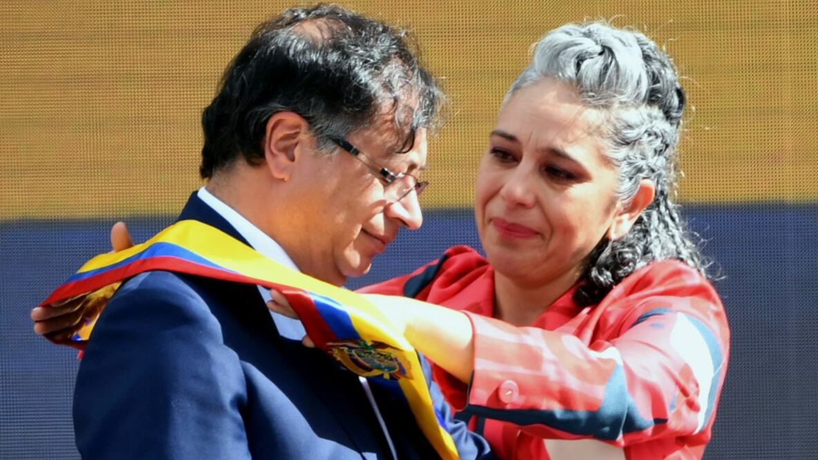 Petro recibe la banda de la senadora María José Pizarro, hija de un famoso líder del M19 asesinado. Foto: Getty Images