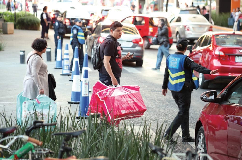 La procuraduría revisa varias horas de video de cámaras de vigilancia de las plazas que se abarrotaron el fin de semana, para dar con los delincuentes.