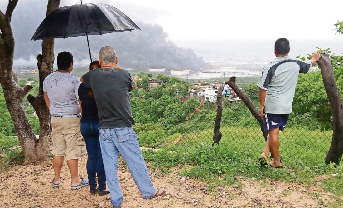 Alarma. Pobladores de Salina Cruz vivieron momentos de angustia por la lluvia negra que bajó del cielo. (ALBERTO LÓPEZ. EL UNIVERSAL)