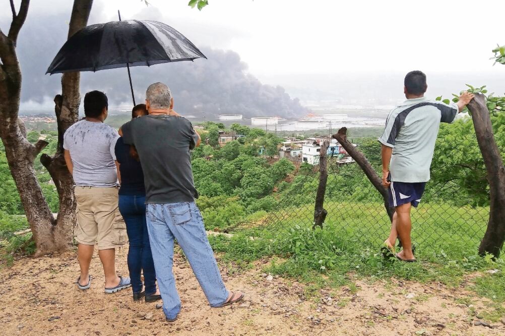 Alarma. Pobladores de Salina Cruz vivieron momentos de angustia por la lluvia negra que bajó del cielo. (ALBERTO LÓPEZ. EL UNIVERSAL)