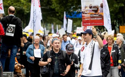 Miles se manifiestan en Francia contra el pase sanitario