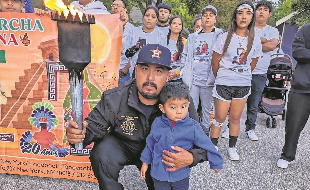 Asociación Tepeyac. Fieles cargan la Antorcha Guadalupana, a su llegada a suelo estadounidense. Foto: ESPECIAL