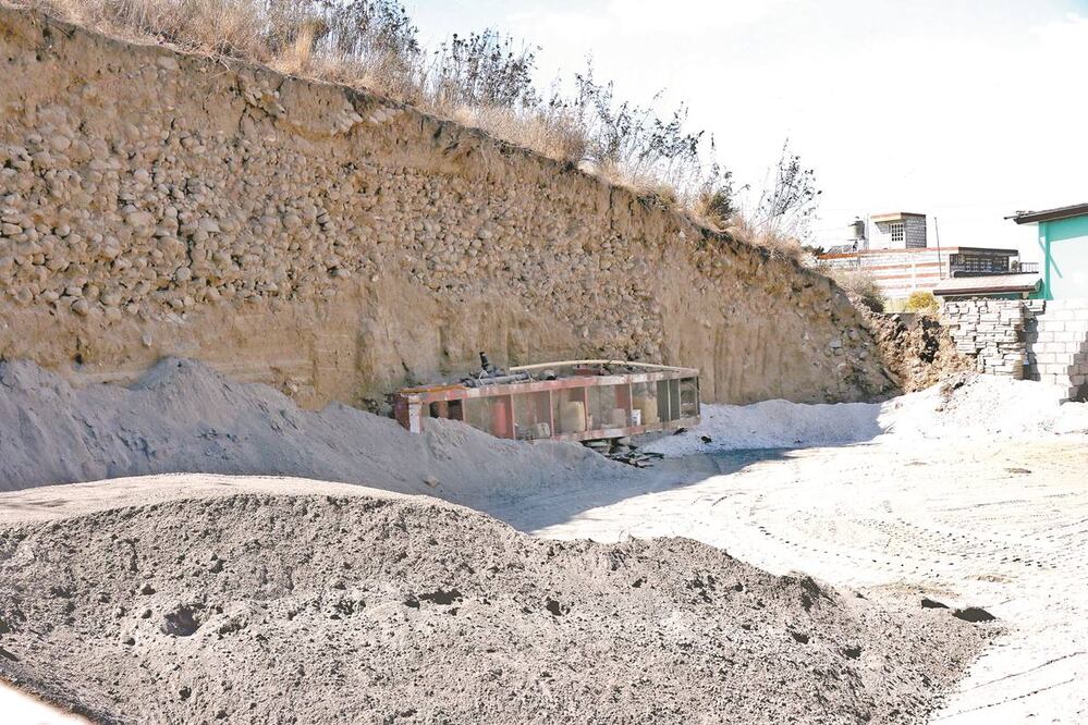 En el sitio prehispánico de Amalucan, Puebla, remueven con maquinaria pesada vestigios para venderlos como grava. Foto: Omar Contreras/ El Universal.